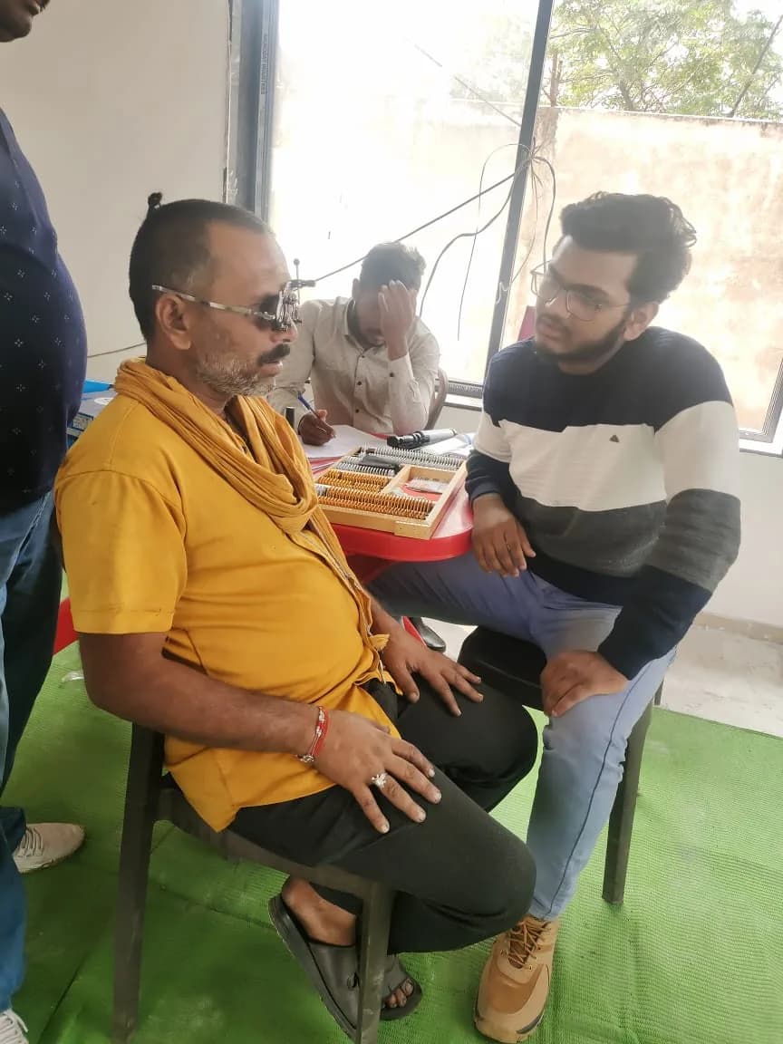 Eye testing and free glasses distribution camp by CMLL